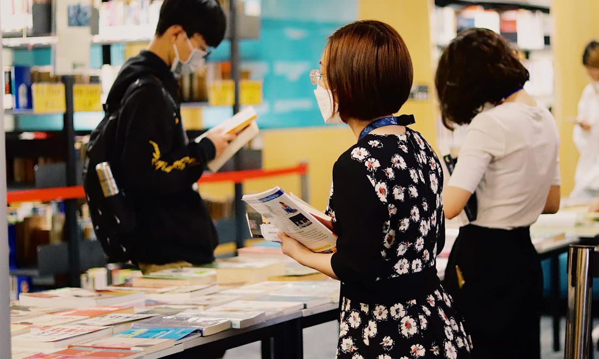 a group of students choosing books to swap