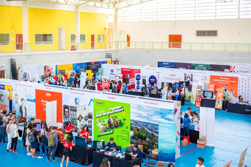 RMIT Career Fair 2019 attracted more than 40 leading industry partners and corporates from different sectors including CBRE, Panasonic, Pepsico, Intel, Bosch, Lazada, Shopee, Lalamove, InterContinental, Accor, H&M, and HSBC.  