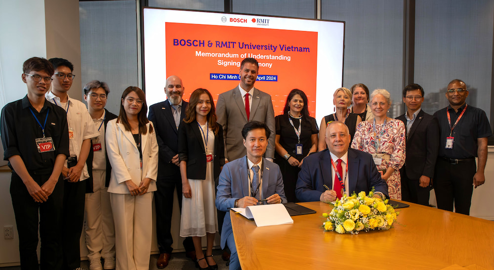 Ban lãnh đạo và đại diện RMIT Việt Nam và Bosch Việt Nam tại buổi lễ ký kết hợp tác