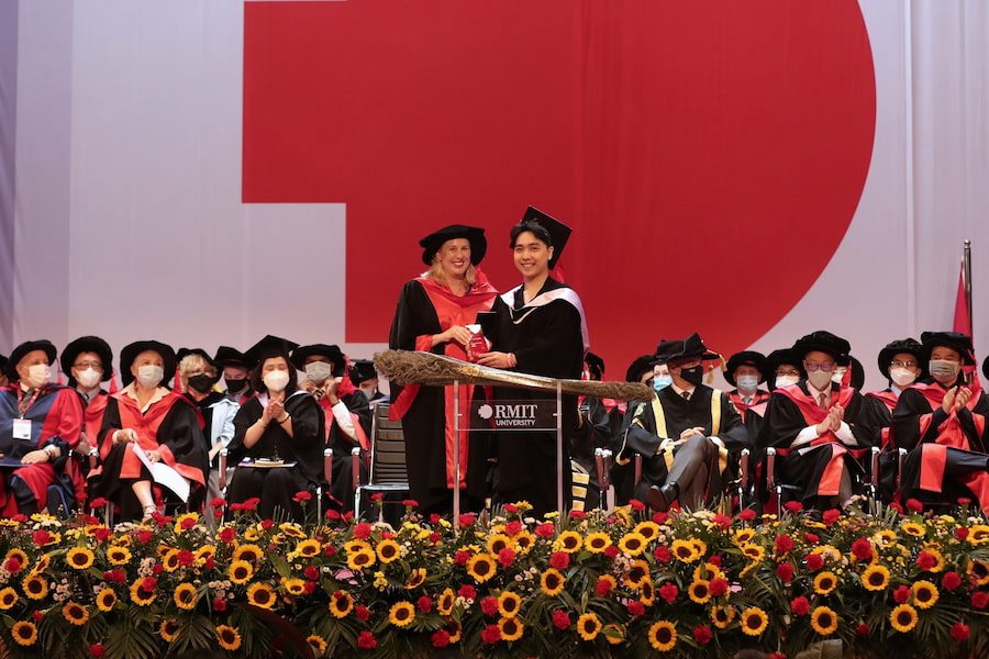 Đỗ Hữu Thành (bên phải trong hình) vinh dự nhận giải thưởng Sinh viên xuất sắc Đại học RMIT năm 2023.