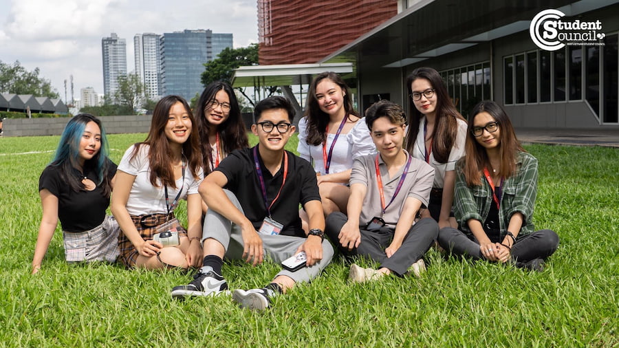 Thành (hàng trước, thứ hai từ phải) với các thành viên Student Council (Hội sinh viên) RMIT thuộc cơ sở Hà Nội trong chuyến công tác đến cơ sở Nam Sài Gòn. 
