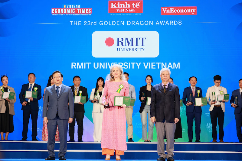 Ms Jodie Altan, RMIT Vietnam Associate Pro Vice-Chancellor, Engagement (centre) received the award from Deputy Head of the Party Central Committee’s Economic Commission Mr Nguyen Duc Hien (left) and General Managing Editor/General Director of Vietnam Economic Times Mr Dao Quang Binh (right). (Photo: Vietnam Economic Times)