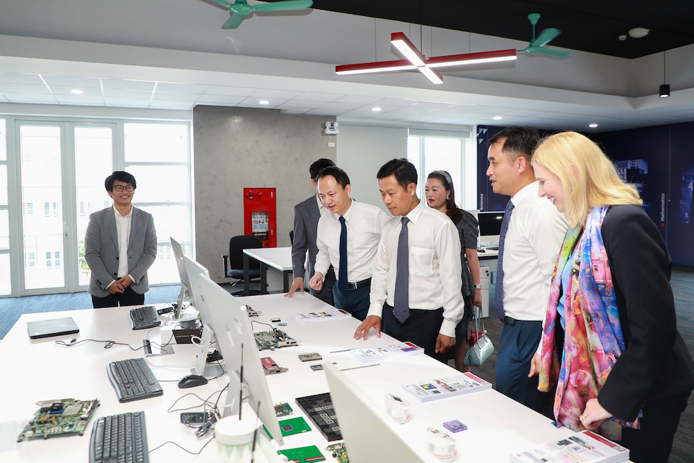 Leaders from VNU and RMIT toured the Innovation Hub. (Photo: Quoc Toan – VNU Media)