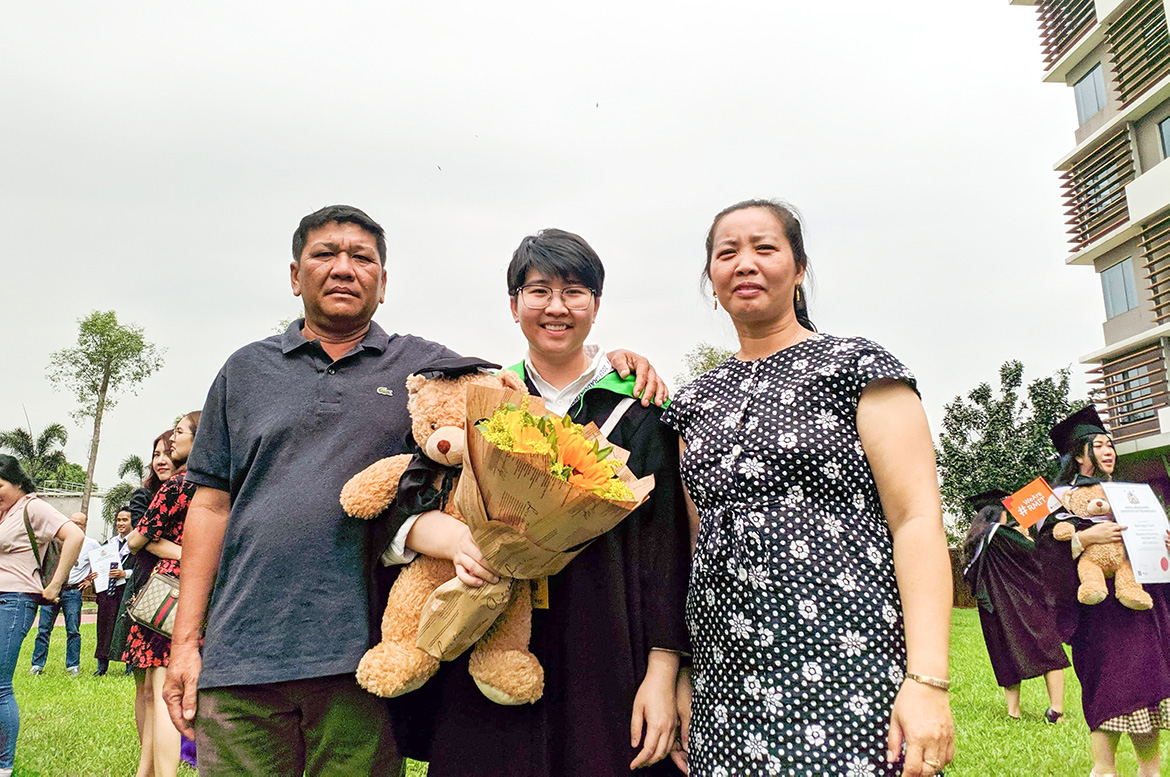 Võ Thị Cẩm Linh (mặc áo chùng tốt nghiệp trong hình) cùng ba mẹ tại Lễ tốt nghiệp Đại học RMIT Việt Nam năm 2019 ở TP. Hồ Chí Minh.  