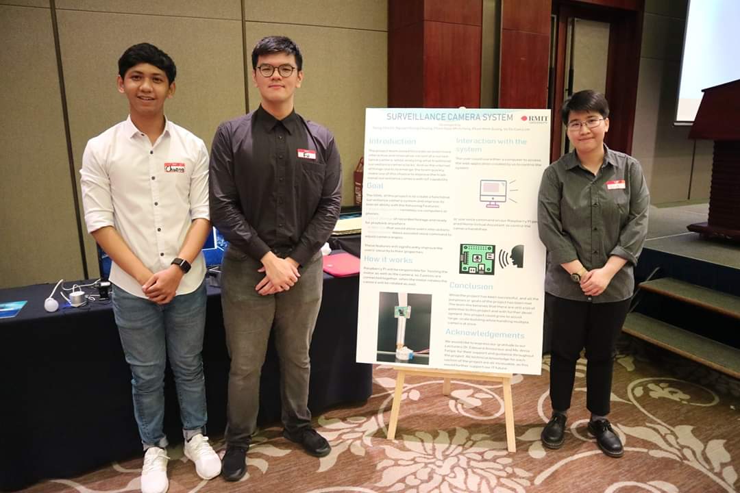 Võ Thị Cẩm Linh (trong hình bên phải) tham dự sự kiện giao lưu với doanh nghiệp do trường tổ chức tại Khách sạn Lotte Legend.  