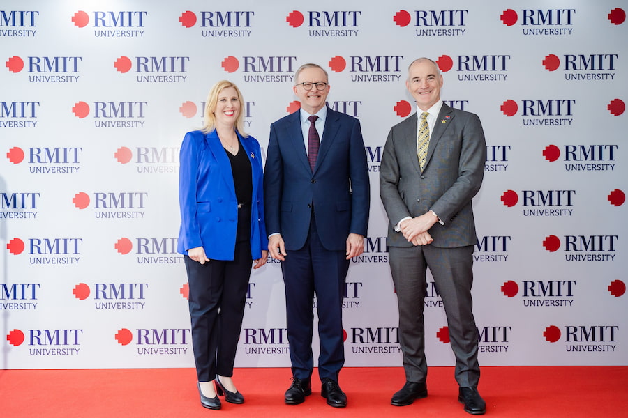 (Từ trái qua phải) Tổng giám đốc Đại học RMIT Việt Nam Giáo sư Claire Macken, Thủ tướng Australia Anthony Albanese, Phó chủ tịch Hội đồng trường và Giám đốc Đại học RMIT Giáo sư Alec Cameron.