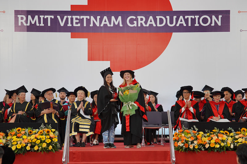 Nguyễn Quý Nhật Hà (bên trái hình) vinh dự nhận giải thưởng Sinh viên xuất sắc cơ sở Nam Sài Gòn của Đại học RMIT năm 2024. 