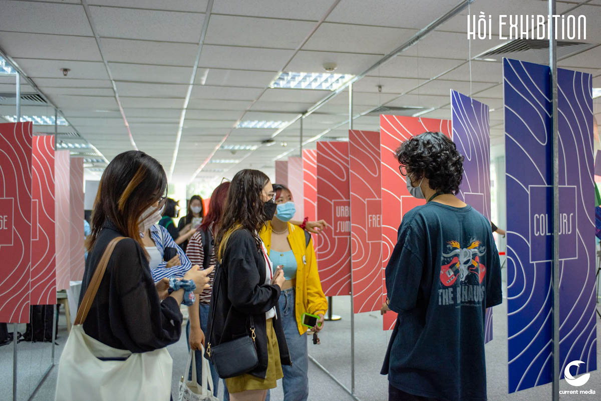 students-visiting-an-exhibition.jpg