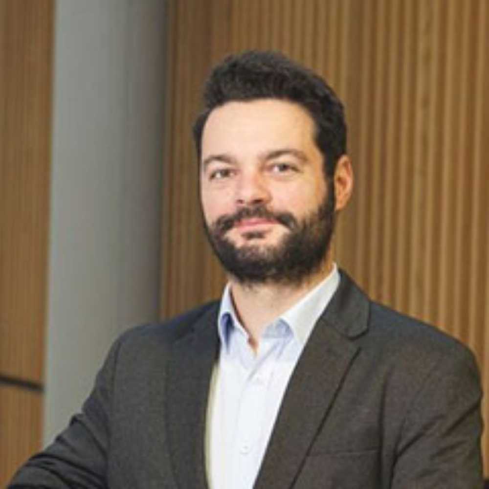 Dr  Bruno  Schivinski