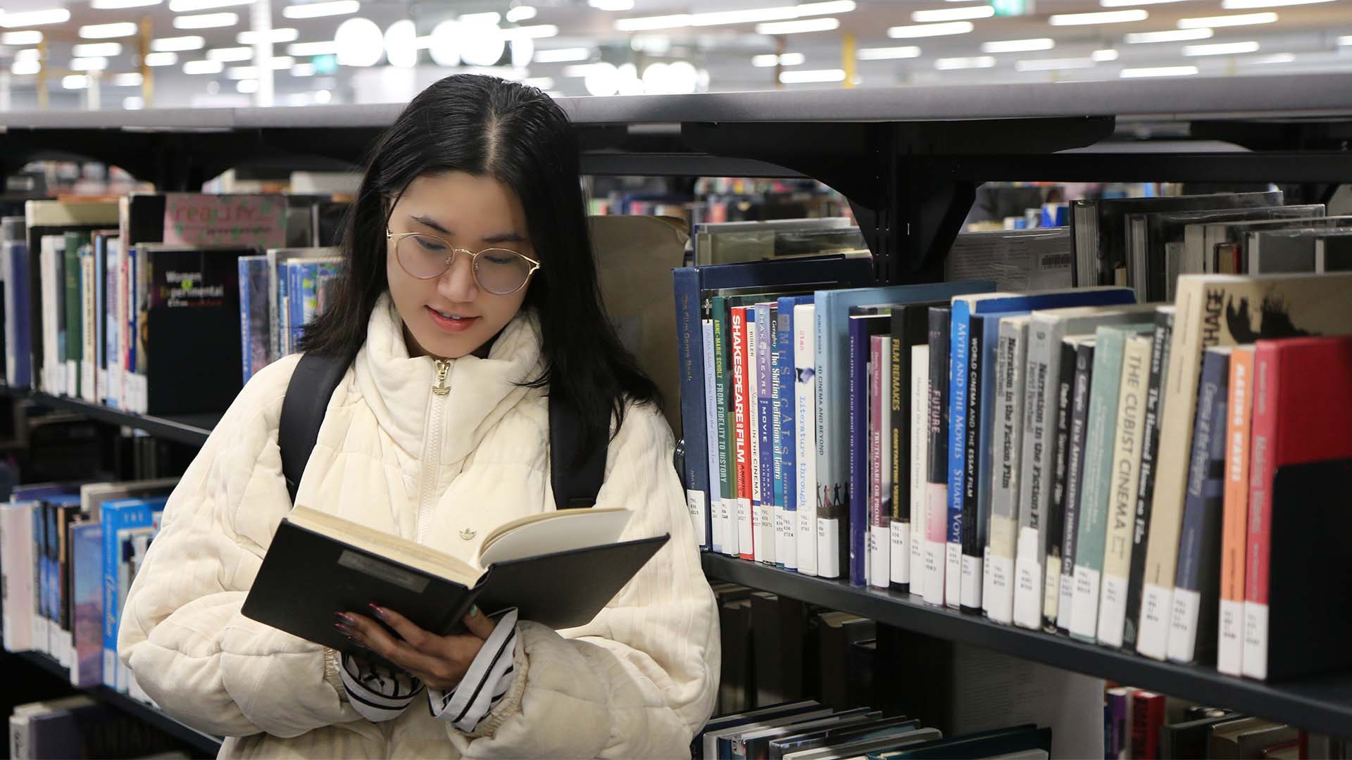 Minh Thu at RMIT library in Melbourne (Photo: Nguyen Phu Thinh)