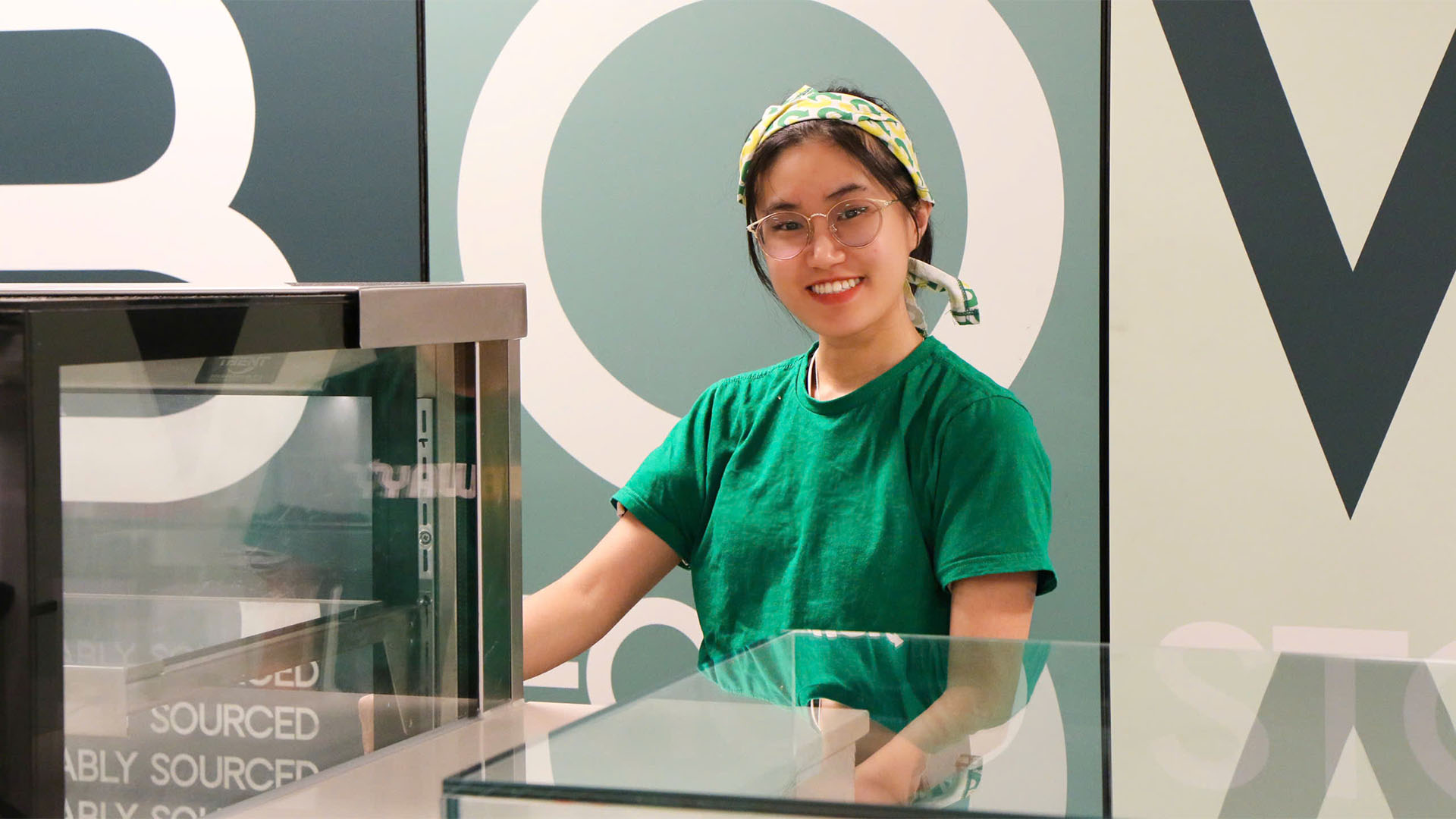Minh Thu during her working shift (Photo: Nguyen Phu Thinh)
