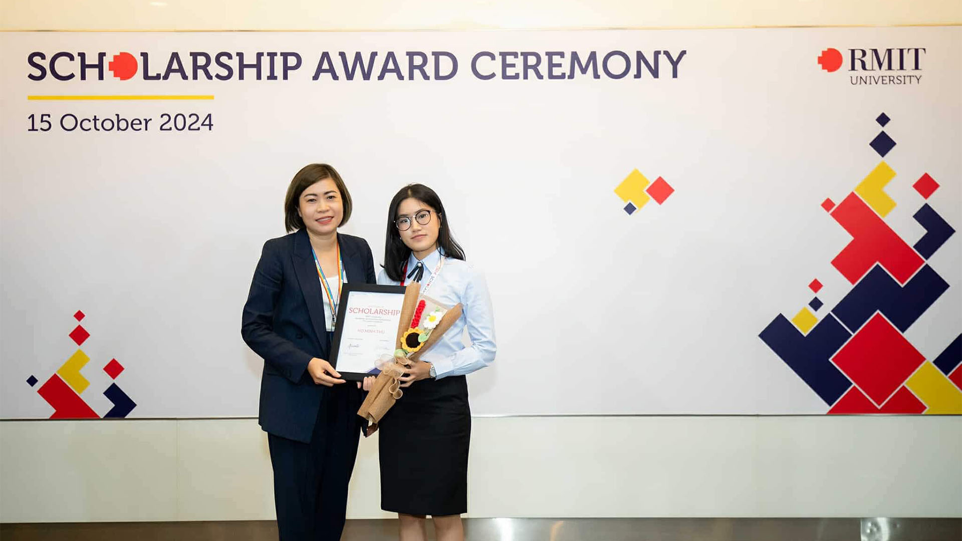Minh Thu (standing on the right) at the scholarship ceremony (Photo: RMIT)