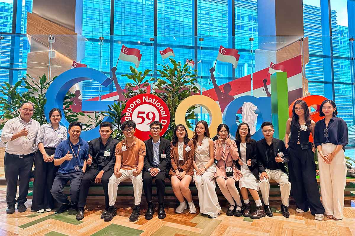student-group-visiting-google-singapore.jpg