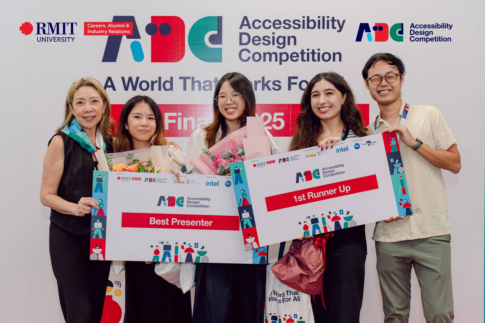 Mentor Sandy Sinn took a photo with the team at the ADC 2025 final. 