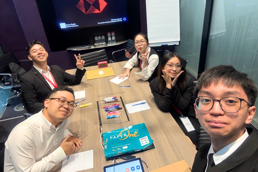 students-in-hsbc-competition-doing-case-preparation