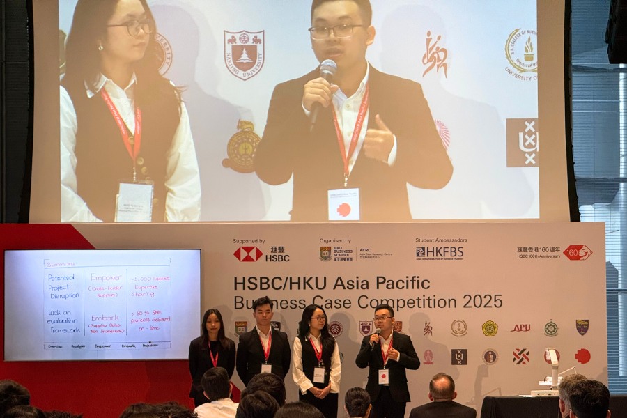students-in-hsbc-competition-presenting