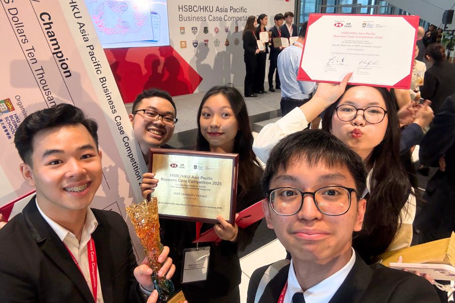 students-in-hsbc-competition-showing-their-prize