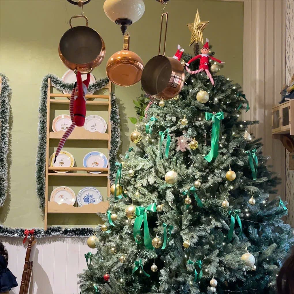 Around this season, many cafés were beautifully decorated, fully embracing the Christmas atmosphere (Photo by: Xuan Anh)