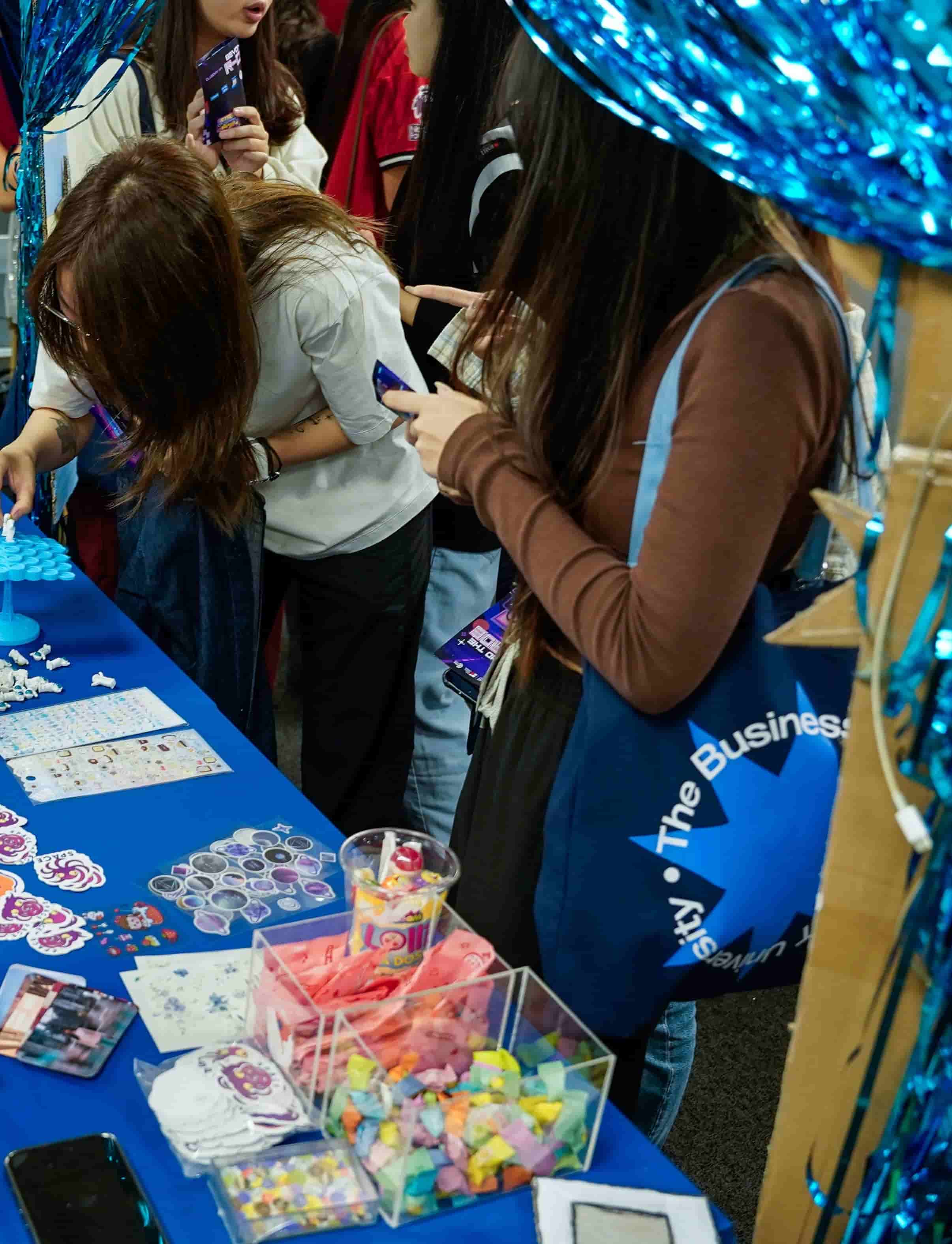 5-club-day-s3-25-students-visiting-booth