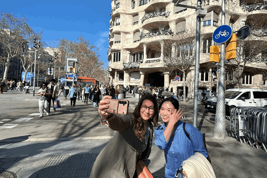 student-ngoc-do-with-guest-speaker-lisa-rice-in-barcelon