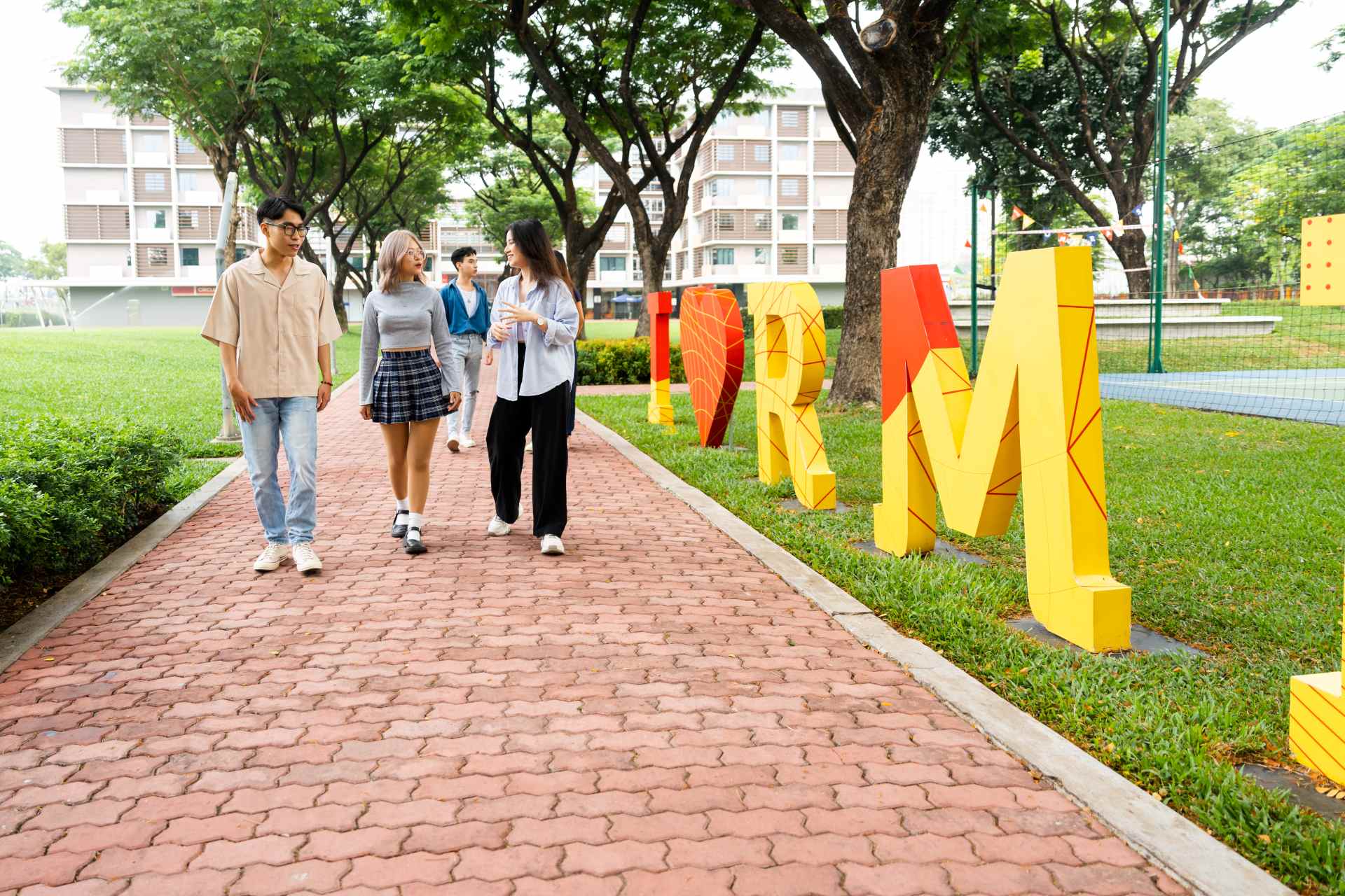 IDEA-rmit-students-walking-on-campus