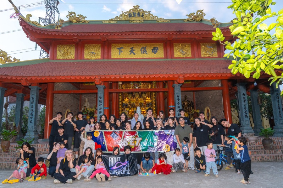 ket-cinaverse-cinemaverse-club-members-with-children-of-thien-huong-pagoda