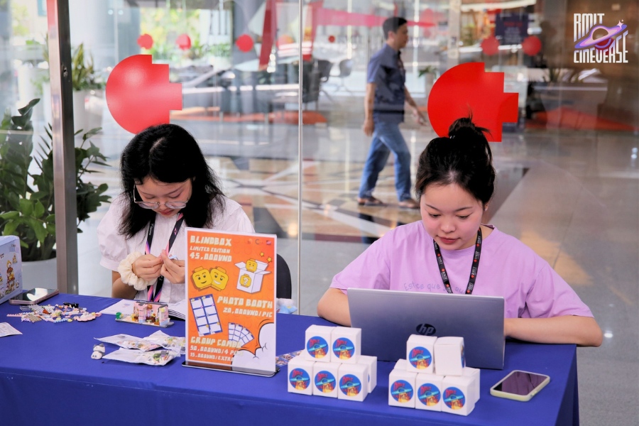 ket-cinaverse-two-rmit-students-at-the-event-booth