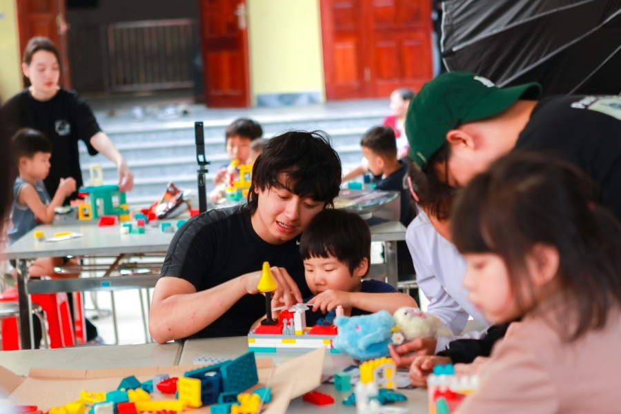 ket-cinaverse-two-rmit-students-playing-with-children-2