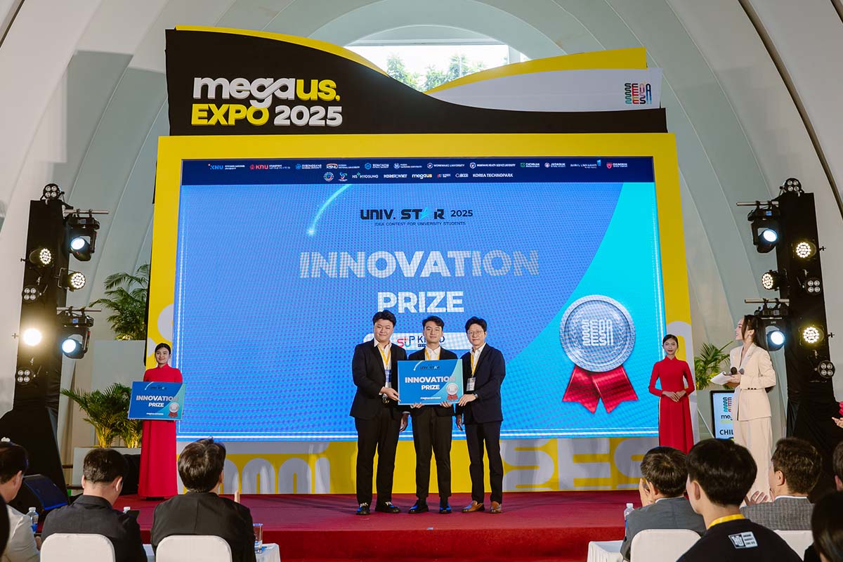 Taking home Second Place at the UNIVSTAR Vietnam–Korea Innovation Challenge. 