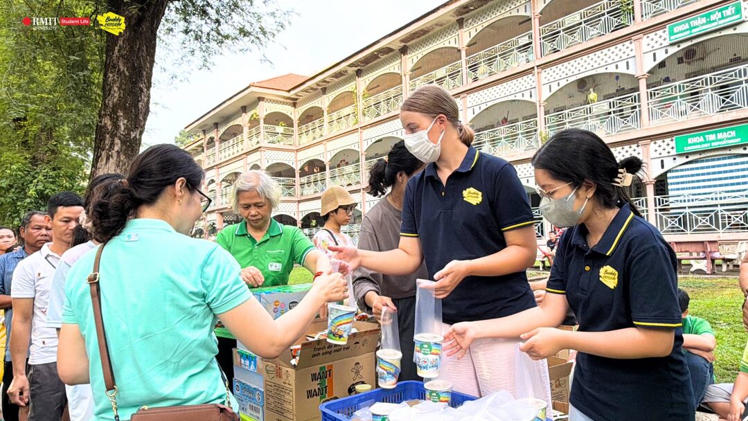 community-volunteers-distributing-food-and-supplies-outdoor-event.jpg