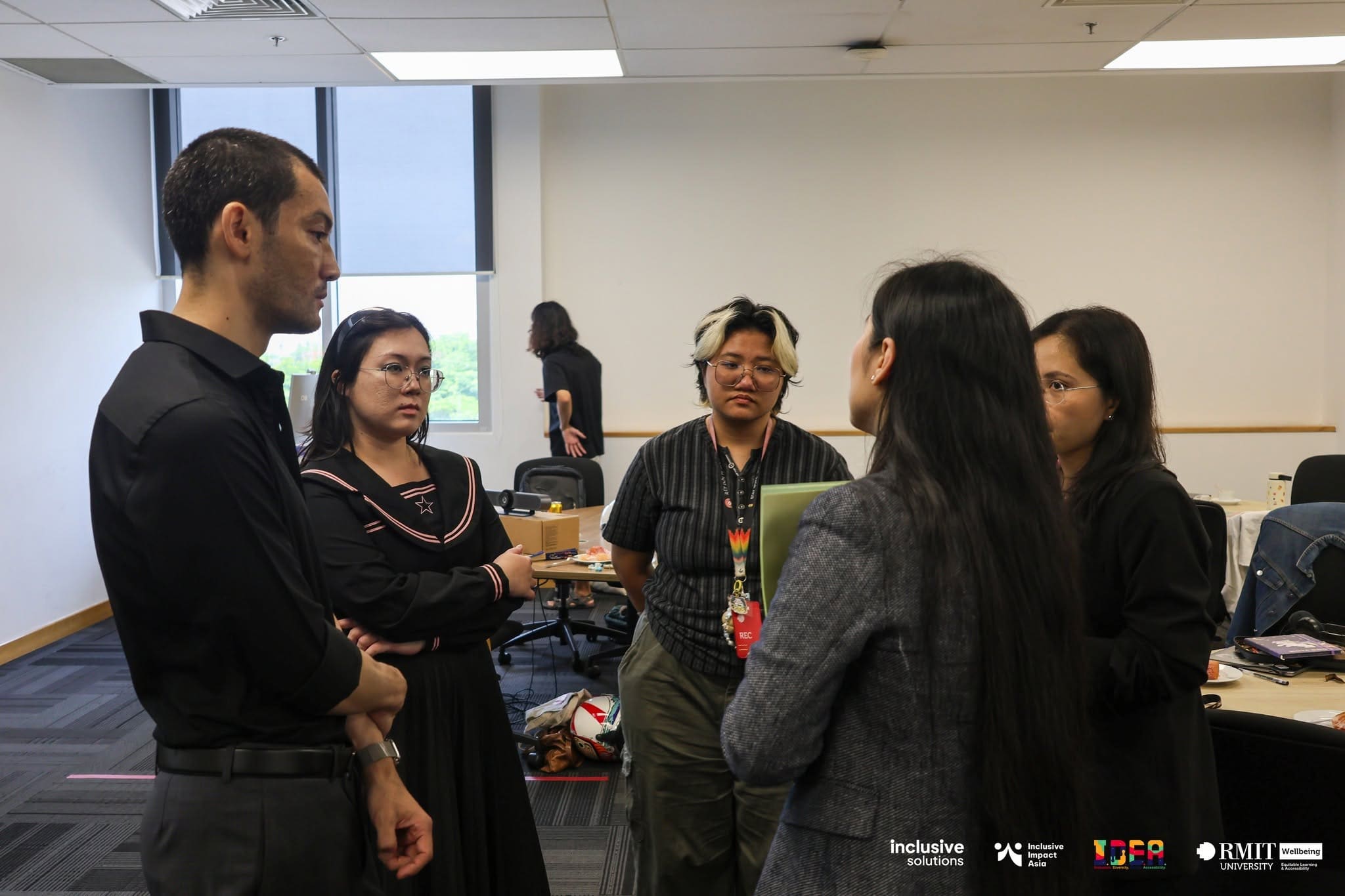 mentor-and-students-discuss