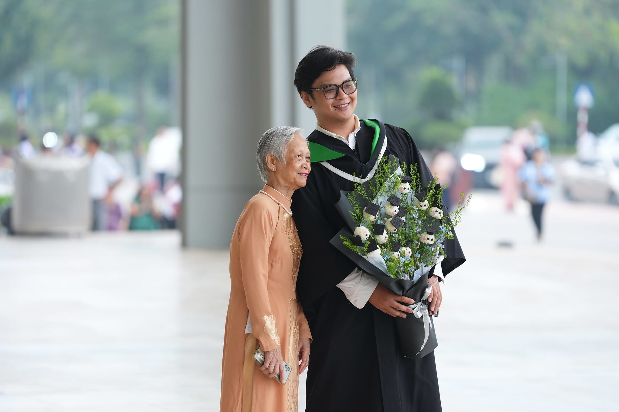 family-on-graduation-1