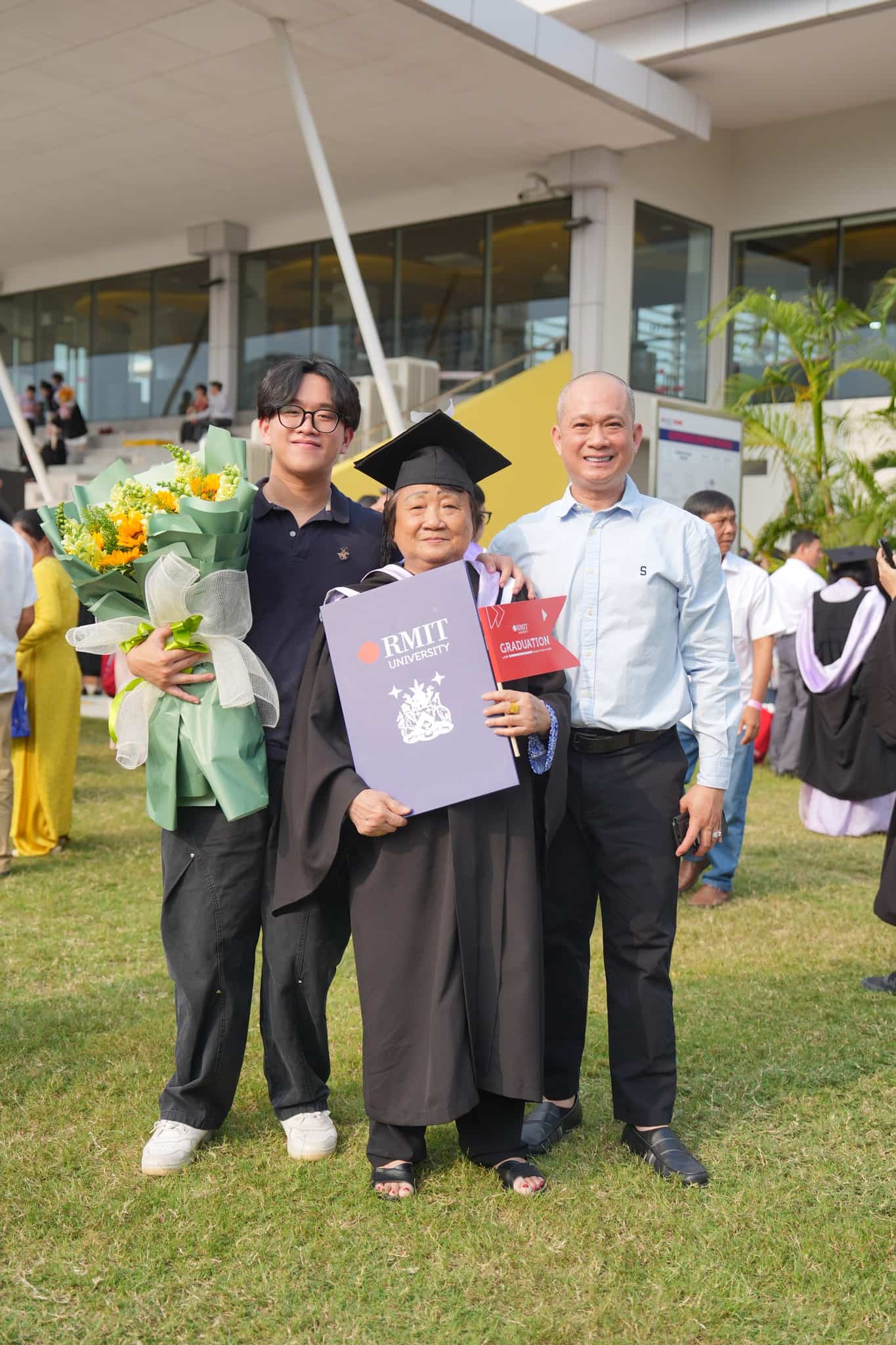 faimily-graduation-celebration