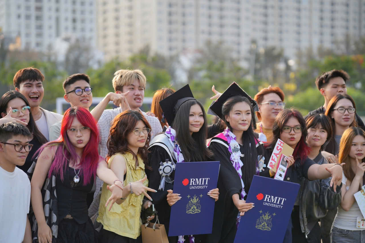 friends-graduation-celebration