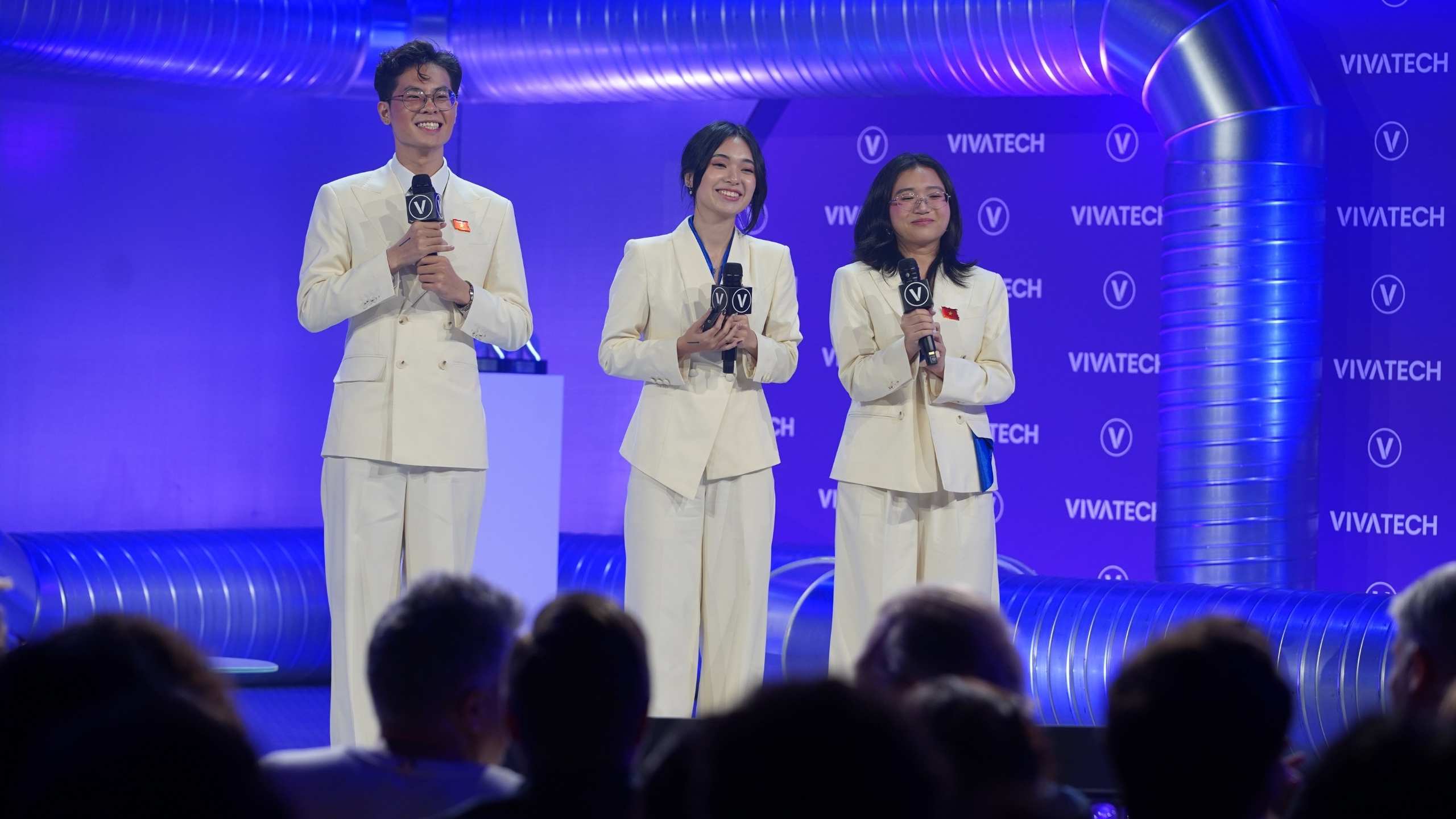team-ALT-pitch-their-idea-on-final