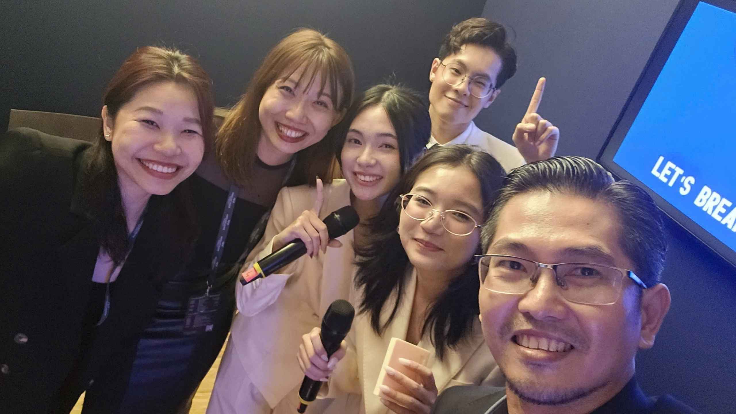 team-ALT-with-digital-marketing-lecturers-at-paris