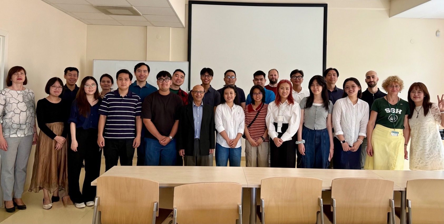 rmit-vietnam-delegation-posing-for-a-group-photo-with-sgh-lecturers