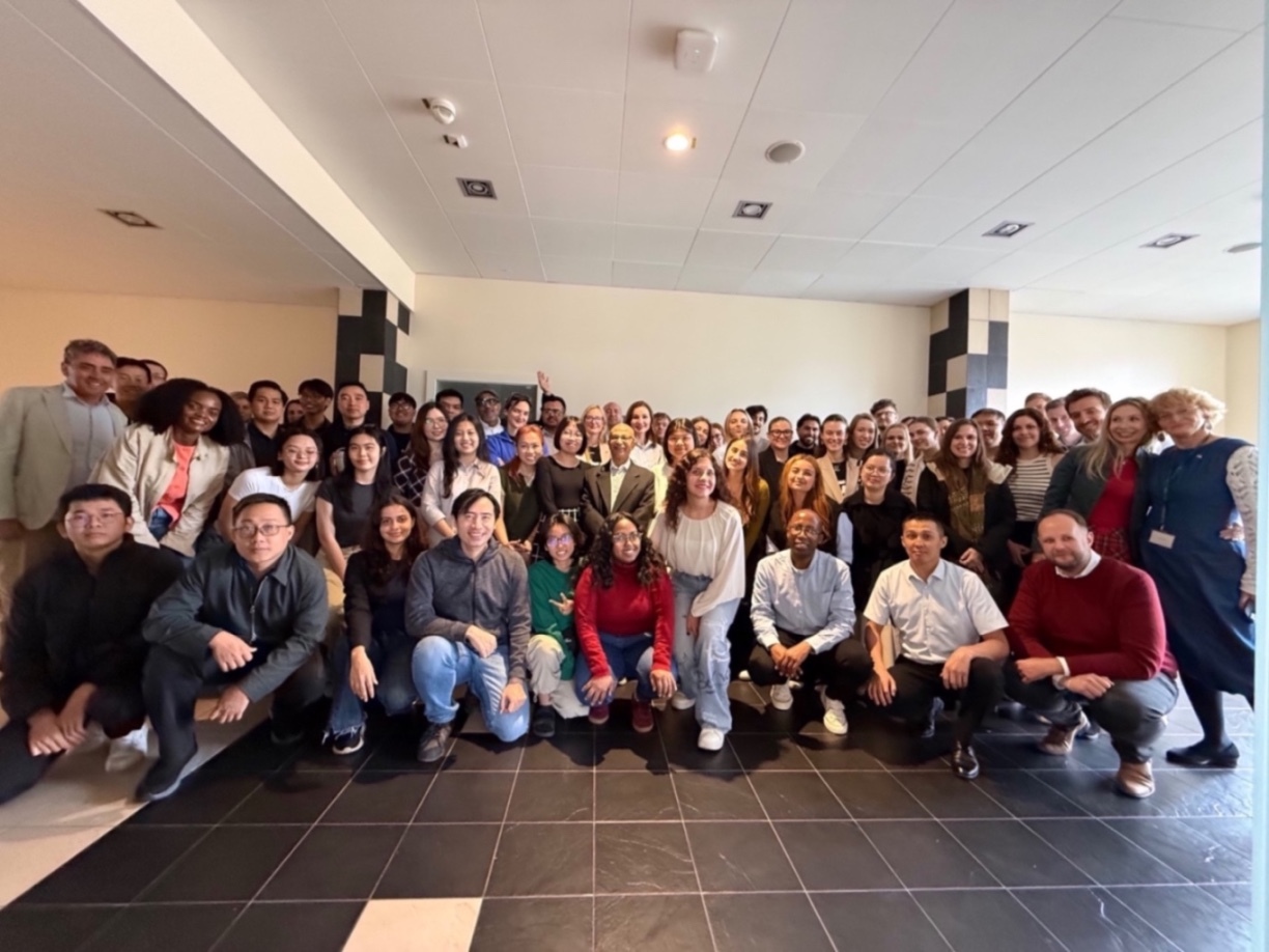 rmit-students-posing-for-a-group-photo-with-SGH-students-and-lecturers