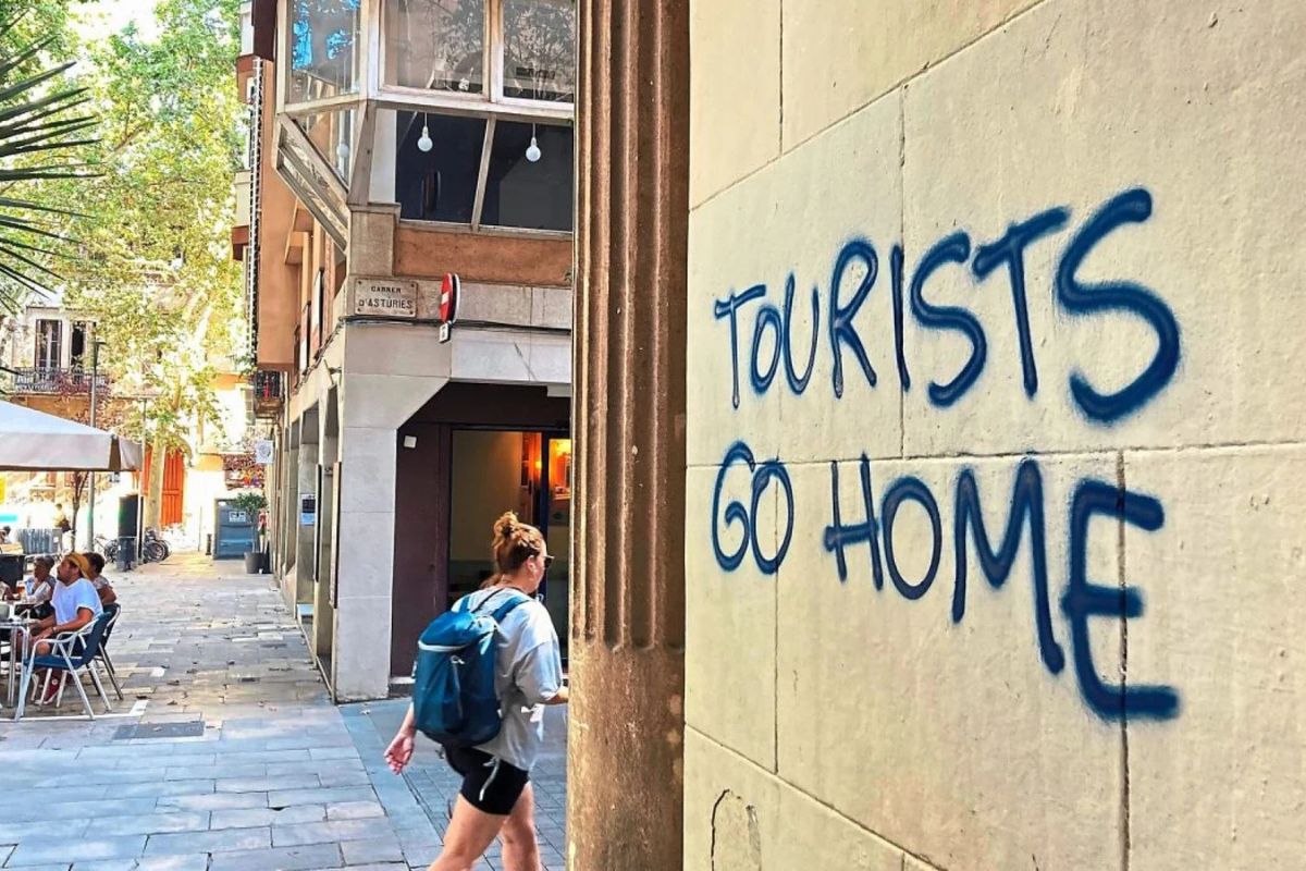 tourists-go-home