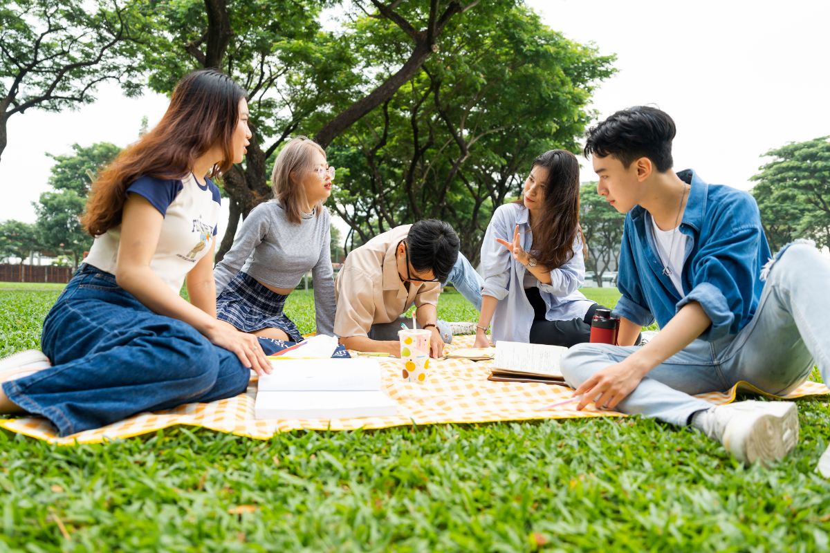 semester-break-students-in-outdoor-space-sgs