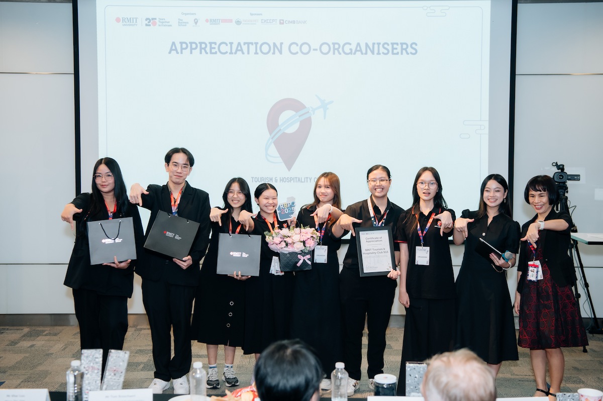 Co-organisers receiving appreciation