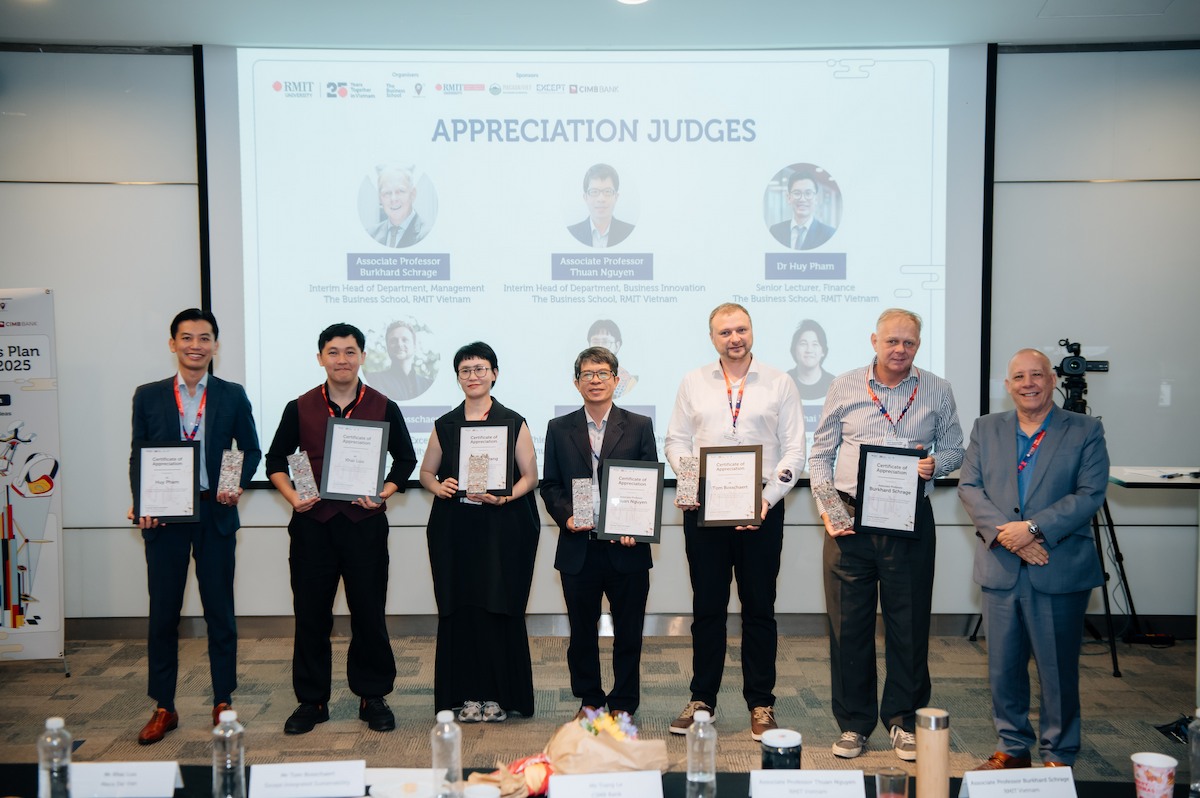 Judges receiving appreciation certificates