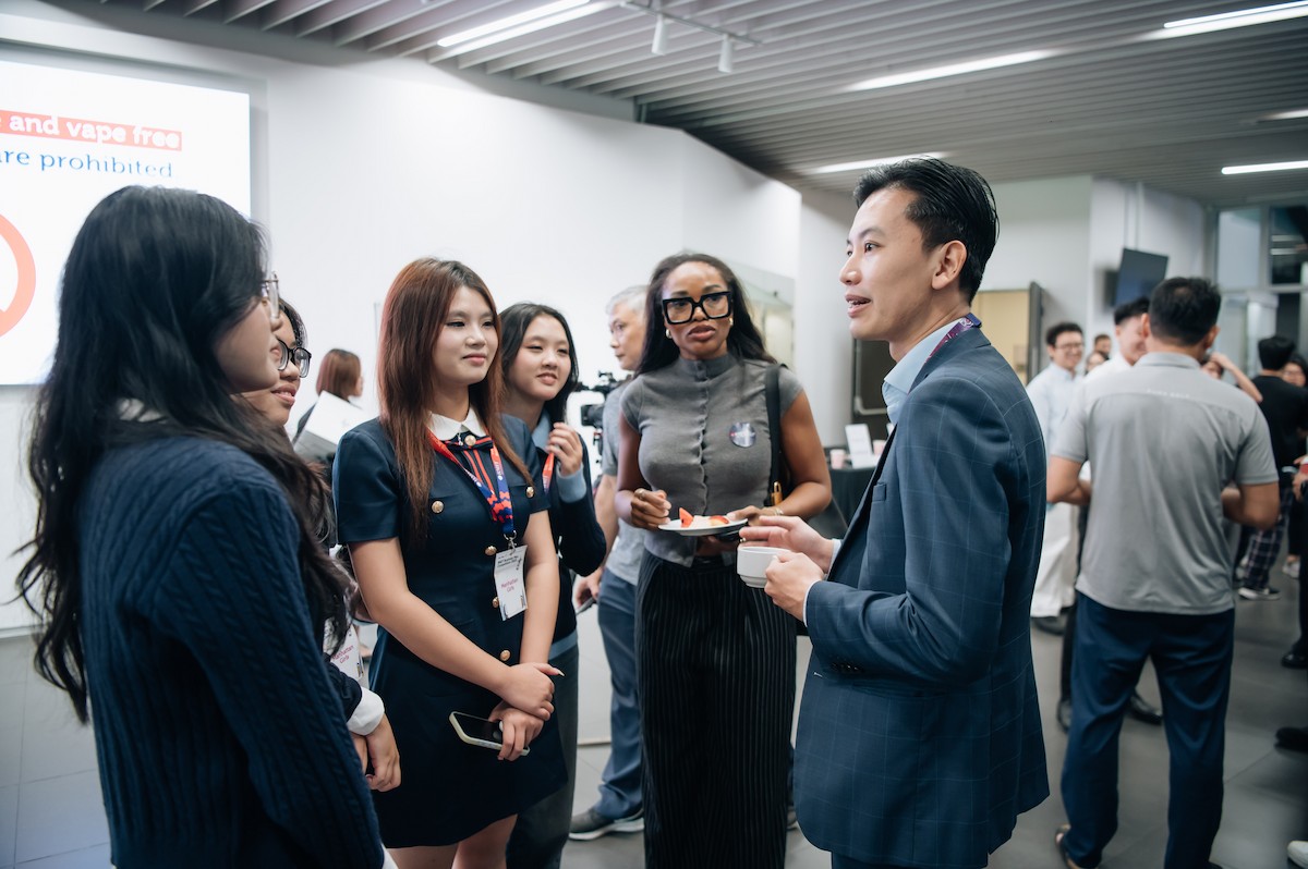 Mentor discussing with the competing team