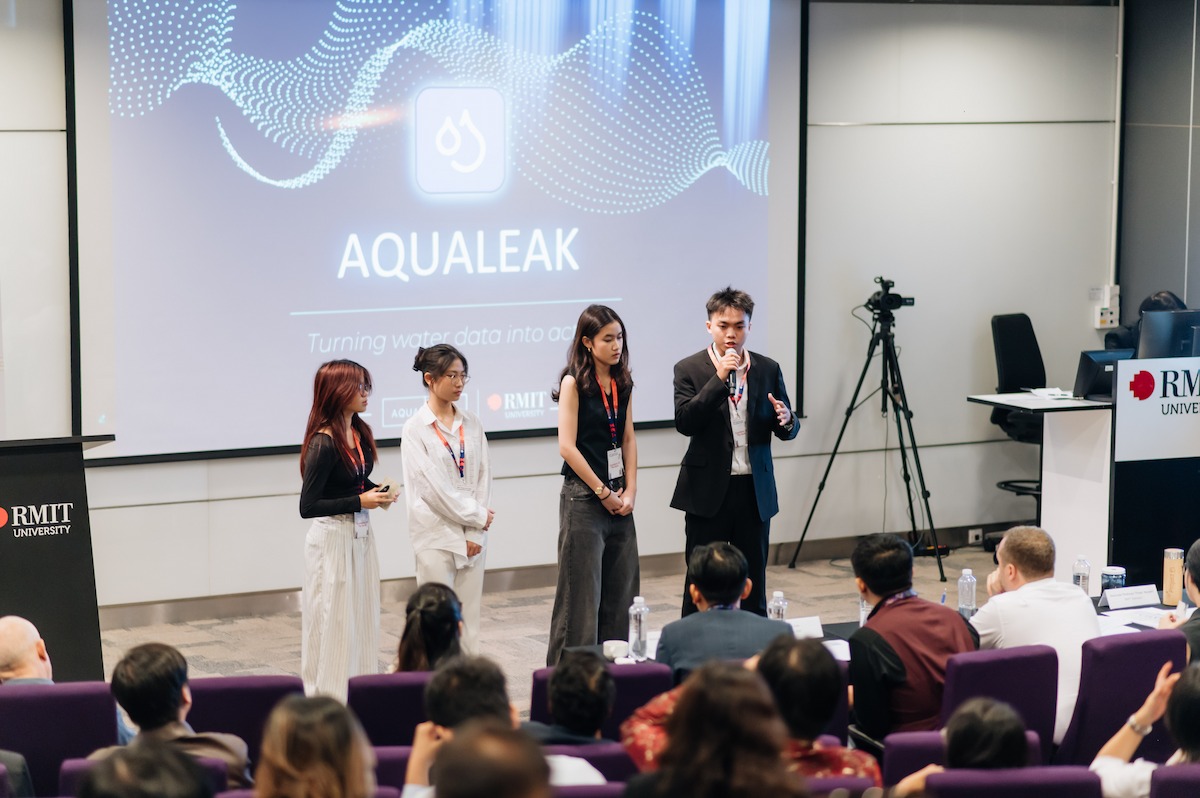 Team presenting the aqualeak project