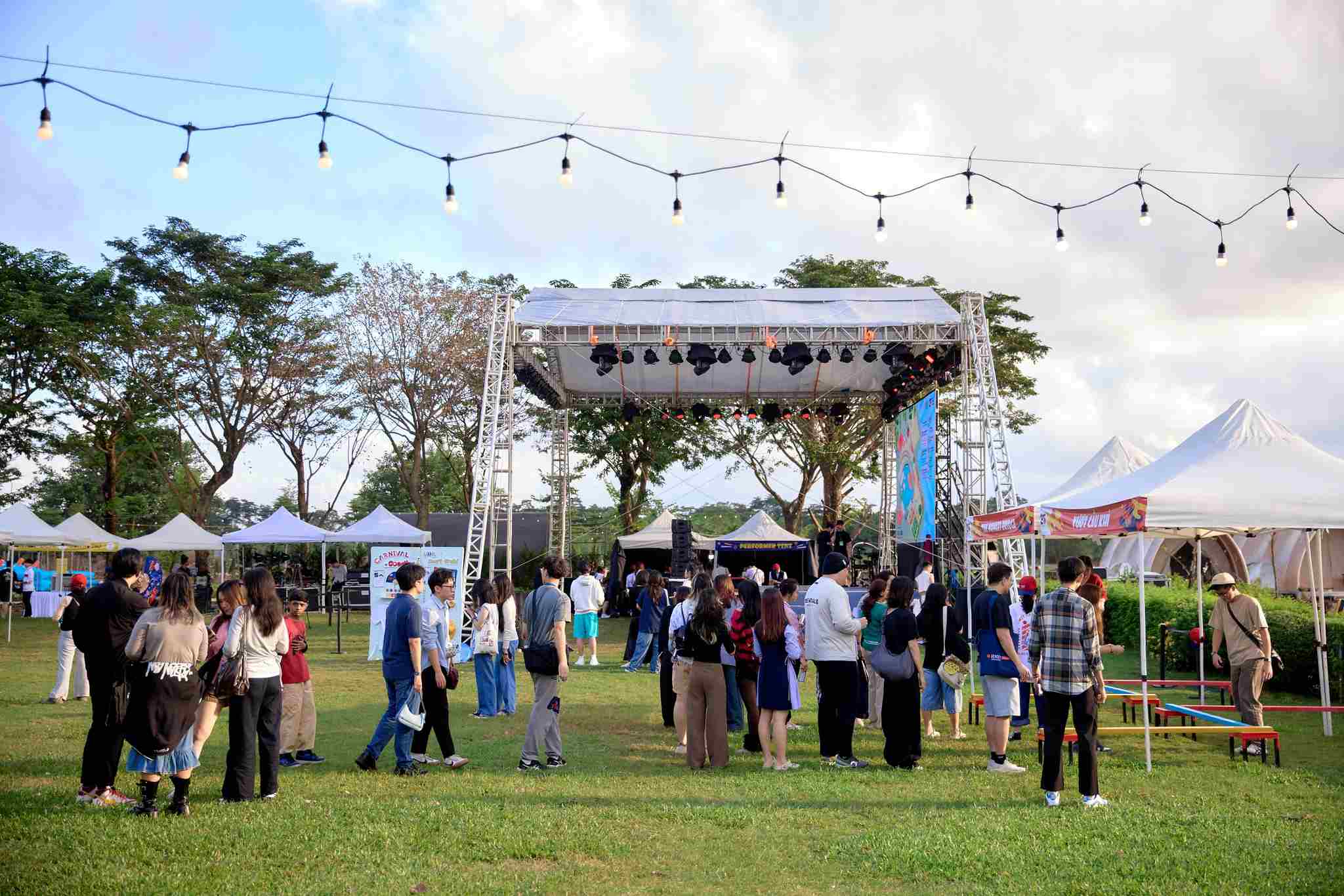 carnival-hn-outside.jpg