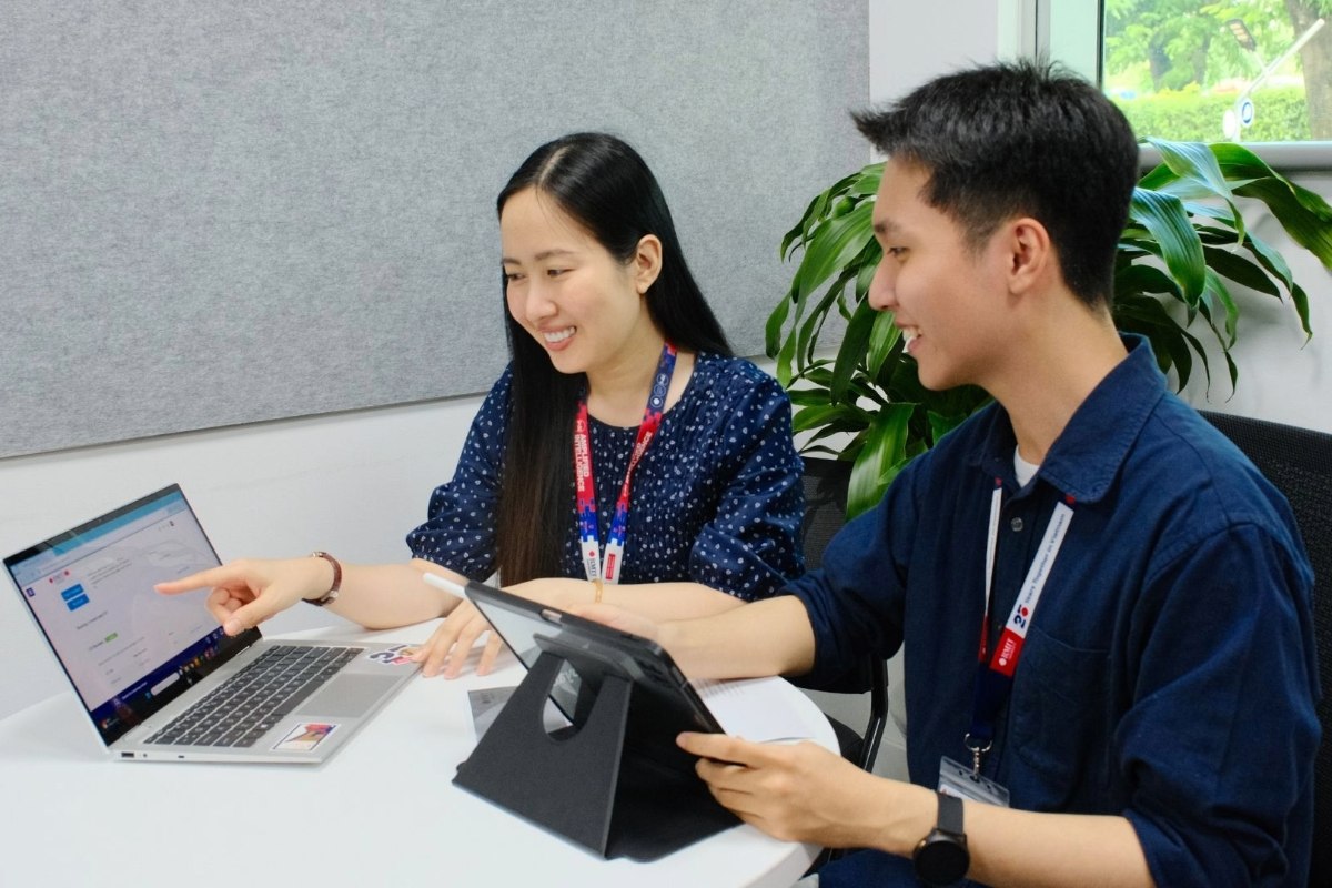 A student and a teacher in a consultation session