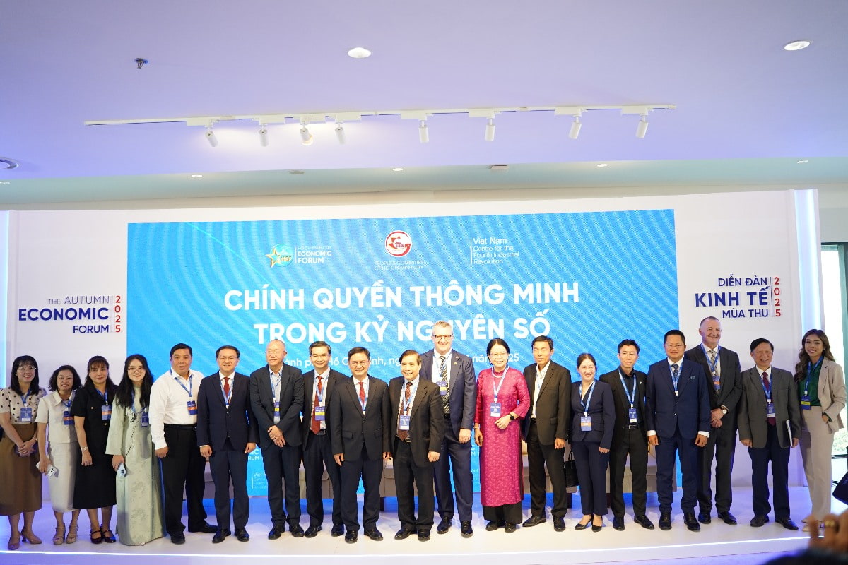 All the Autumn Economic Forum 2025 speakers and panellists took a group photo with the organisers