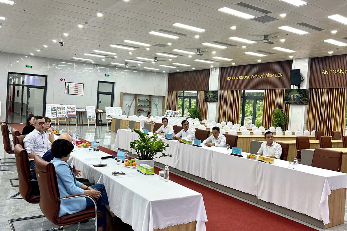 People are attending workshop