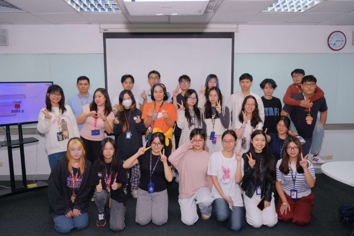 A group of students in RMIT Vietnam library