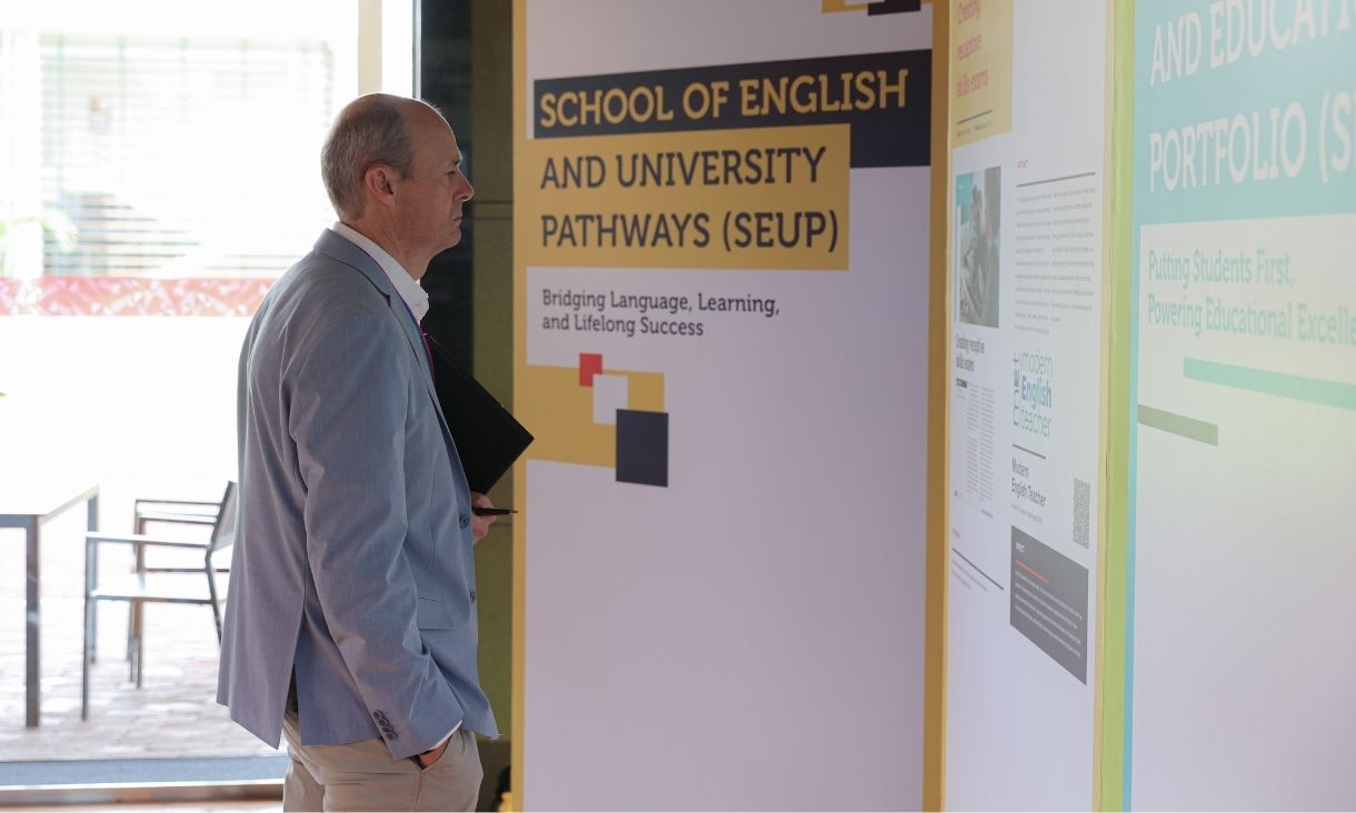The photo of a senior man, dressing suit, contemplating an exhibition.